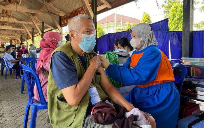 Pedagang Pasar Grosir Ngronggo Dapatkan Suntikan Vaksin Dosis 2 Pedagang Pasar Grosir Ngronggo Dapatkan Suntikan Vaksin Dosis 2