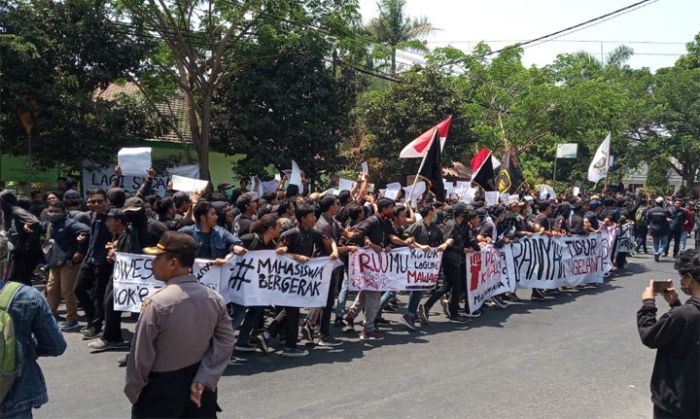Aliansi Mahasiswa Kediri Blokade Jalan Depan DPRD, Demo Tolak Revisi UU KPK dan RUU KUHP Aliansi Mahasiswa Kediri Blokade Jalan Depan DPRD, Demo Tolak Revisi UU KPK dan RUU KUHP