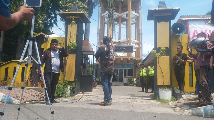 Dinilai Ilegal dan Cacat Hukum, RAR Tuntut Bupati Copot Plt Direktur PDAM Bangkalan Dinilai Ilegal dan Cacat Hukum, RAR Tuntut Bupati Copot Plt Direktur PDAM Bangkalan