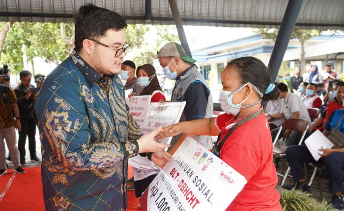 Bupati Kediri Salurkan BLT DBHCHT Kepada 12.449 Buruh Pabrik Rokok