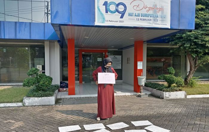 Anak Gagal Sekolah, Seorang Ibu di Jombang Gelar Demo di Kantor PT AJB Bumiputera Anak Gagal Sekolah, Seorang Ibu di Jombang Gelar Demo di Kantor PT AJB Bumiputera