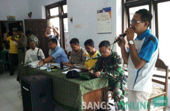 Pertemuan di Balai Desa, PT MHI Dicecar Warga Watudakon Soal Underpass Tol Joker Pertemuan di Balai Desa, PT MHI Dicecar Warga Watudakon Soal Underpass Tol Joker