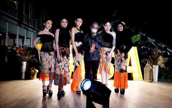 Leher Tampak Jenjang, Tinggi dan Langsing, Cocktail Party in Summer, Karya Terbaru Embran Leher Tampak Jenjang, Tinggi dan Langsing, Cocktail Party in Summer, Karya Terbaru Embran