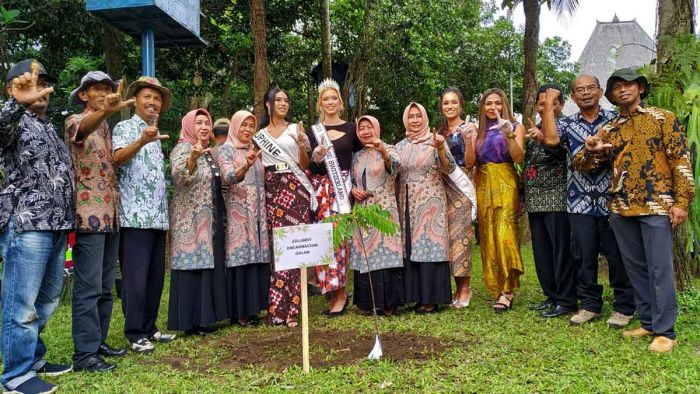 Forkompinda Bersama Miss Universe Switzerland Tanam Pohon Langka di Pendopo Tulungagung Forkompinda Bersama Miss Universe Switzerland Tanam Pohon Langka di Pendopo Tulungagung