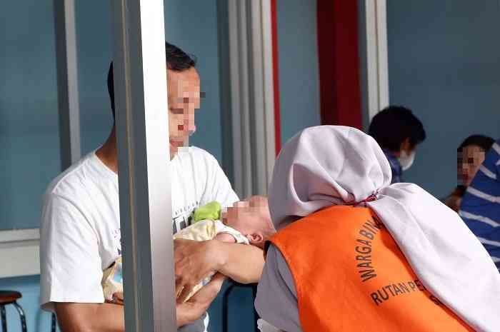 Selesaikan Masa Isolasi, Bayi Napi Rutan Perempuan Akhirnya Bertemu Sang Ayah Selesaikan Masa Isolasi, Bayi Napi Rutan Perempuan Akhirnya Bertemu Sang Ayah