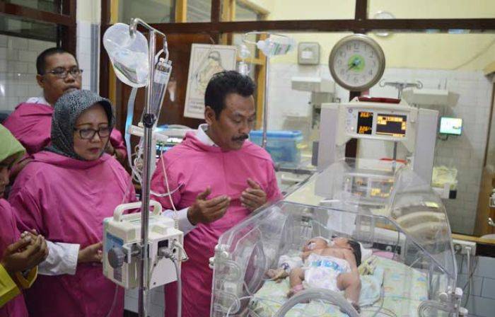 Bayi Berkepala Dua di RSUD Ibnu Sina Gresik Dijenguk Wabup