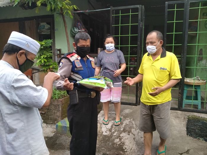 ​Bantu Kiai Asep, Polisi-TNI Masuk Gang-gang Sempit Bagikan Beras dan Uang