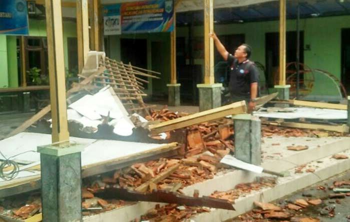 Berdalih Tak Ada Anggaran Perbaikan, Kantor Desa Sukomulyo Akhirnya Ambruk Berdalih Tak Ada Anggaran Perbaikan, Kantor Desa Sukomulyo Akhirnya Ambruk
