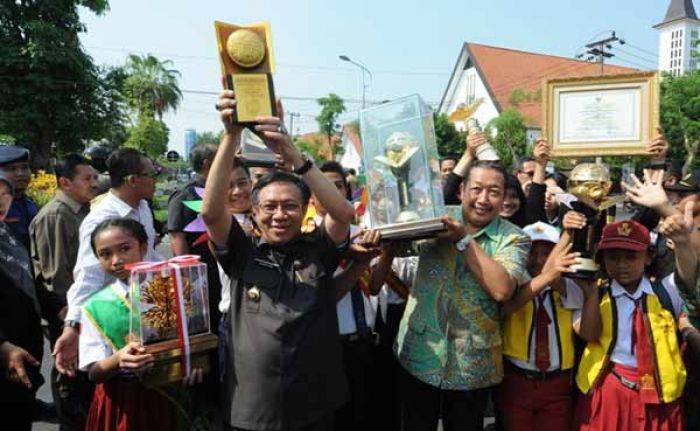 Warga Surabaya Arak Keliling Adipura Kencana Warga Surabaya Arak Keliling Adipura Kencana