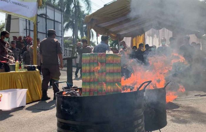 Kejari Blitar Musnahkan Barang Bukti Kejahatan, Mulai Narkotika hingga Senjata Api Kejari Blitar Musnahkan Barang Bukti Kejahatan, Mulai Narkotika hingga Senjata Api