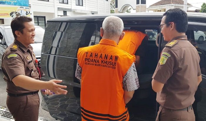 Kejari Kabupaten Kediri Tahan Dua Tersangka Dugaan Kasus Korupsi di Diskominfo Kejari Kabupaten Kediri Tahan Dua Tersangka Dugaan Kasus Korupsi di Diskominfo
