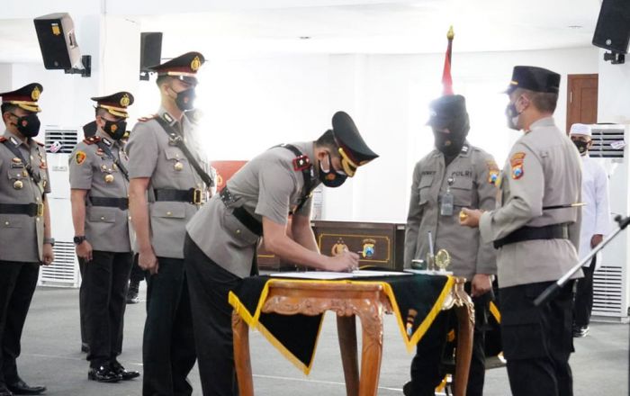Sertijab Pejabat Utama dan Polsek Jajaran Polrestabes Surabaya Sertijab Pejabat Utama dan Polsek Jajaran Polrestabes Surabaya