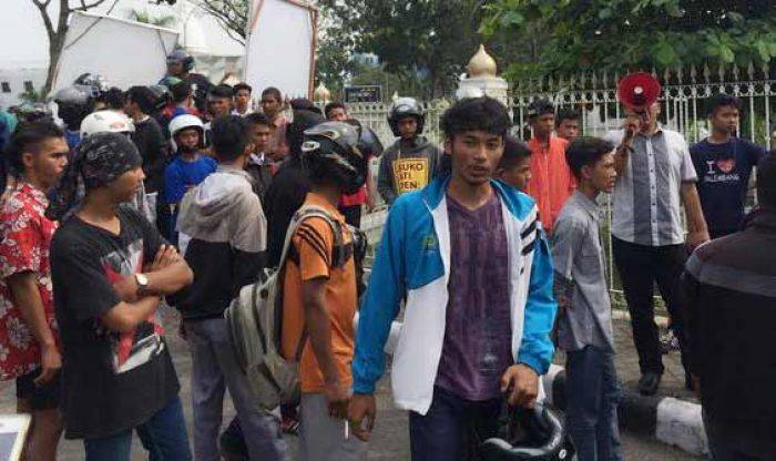 Suporter Sepakbola Usir Peserta Kongres HMI dari GOR Riau Suporter Sepakbola Usir Peserta Kongres HMI dari GOR Riau