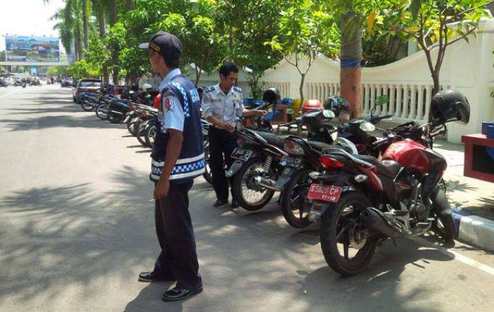 Berani Tarik Kendaraan Parkir Berlangganan, Jukir di Bojonegoro Siap Dipecat Berani Tarik Kendaraan Parkir Berlangganan, Jukir di Bojonegoro Siap Dipecat