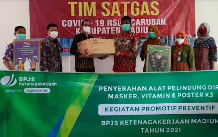 BP Jamsostek Madiun Serahkan APD ke RSUD Caruban