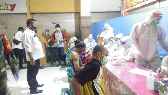 Ingin Covid-19 Cepat Hilang, Ratusan Pedagang Pasar Baru Lamongan Sambut Gembira Rapid Test