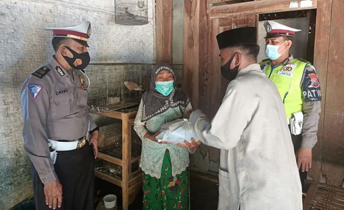 Door to Door, Polres Pamekasan Bagikan Bantuan Sembako untuk Warga Kurang Mampu Door to Door, Polres Pamekasan Bagikan Bantuan Sembako untuk Warga Kurang Mampu