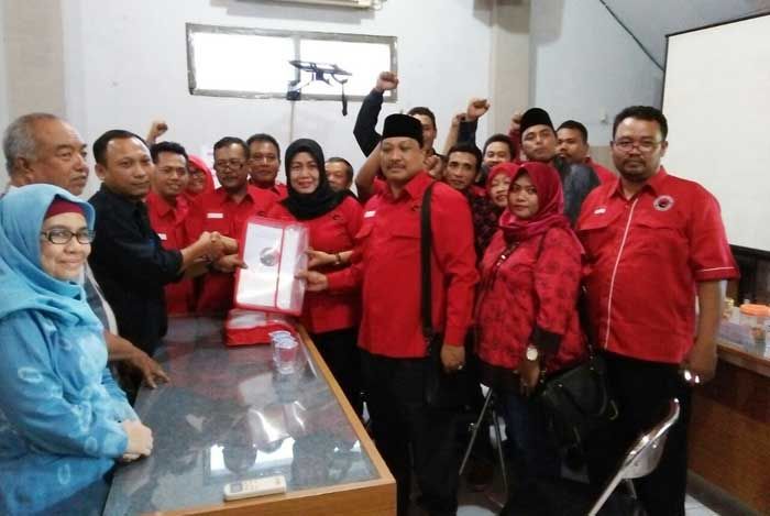 Daftar ke KPUD, PDIP Gresik Serahkan Bukti 1.270 KTA Daftar ke KPUD, PDIP Gresik Serahkan Bukti 1.270 KTA