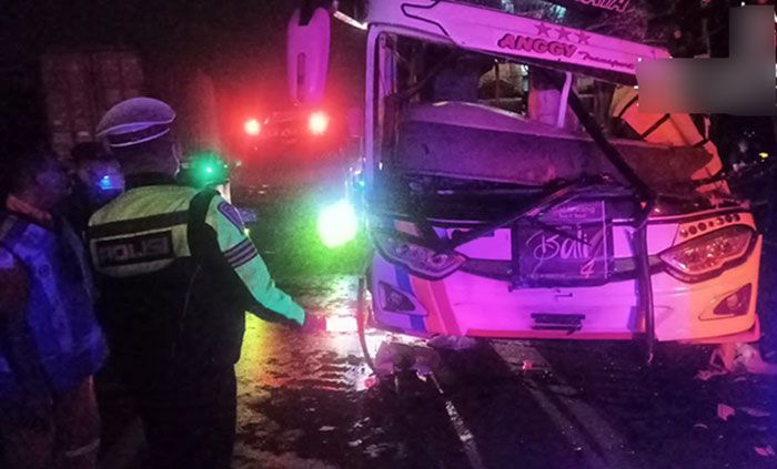 Bus vs Truk di Tol Sidoarjo, 1 Orang Tewas Bus vs Truk di Tol Sidoarjo, 1 Orang Tewas