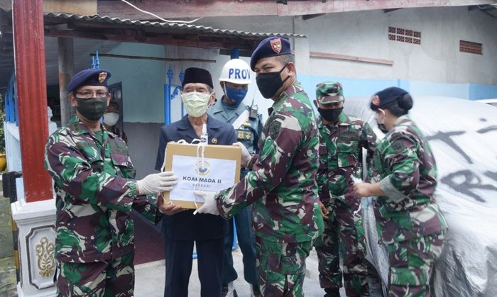 Peduli Covid-19, Pangkoarmada II Bagikan Sembako ke Warga Terdampak Peduli Covid-19, Pangkoarmada II Bagikan Sembako ke Warga Terdampak