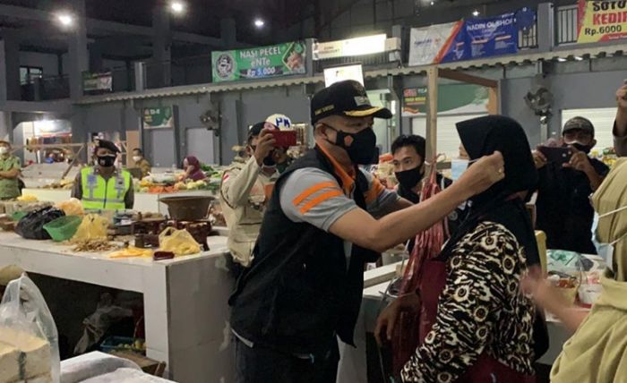 Wabup Blitar Minta ASN Sisihkan Gaji untuk Bantu Warga Terdampak Pandemi Covid-19 Wabup Blitar Minta ASN Sisihkan Gaji untuk Bantu Warga Terdampak Pandemi Covid-19