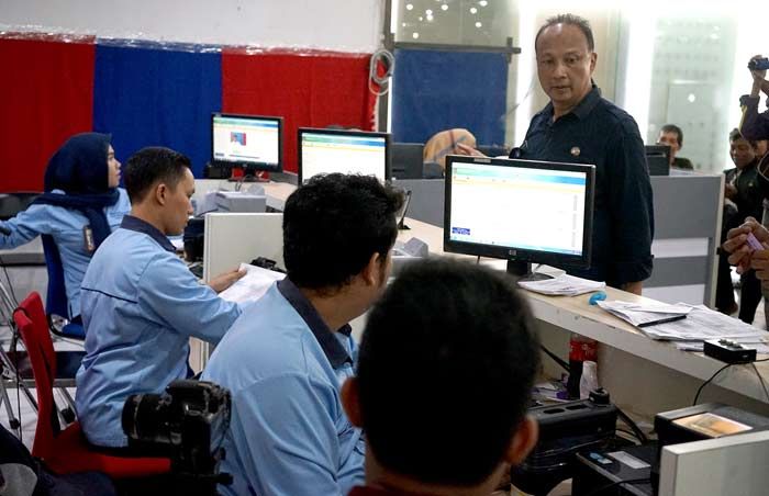 Warga Surabaya Bisa Cetak Akta Kelahiran Sendiri Warga Surabaya Bisa Cetak Akta Kelahiran Sendiri