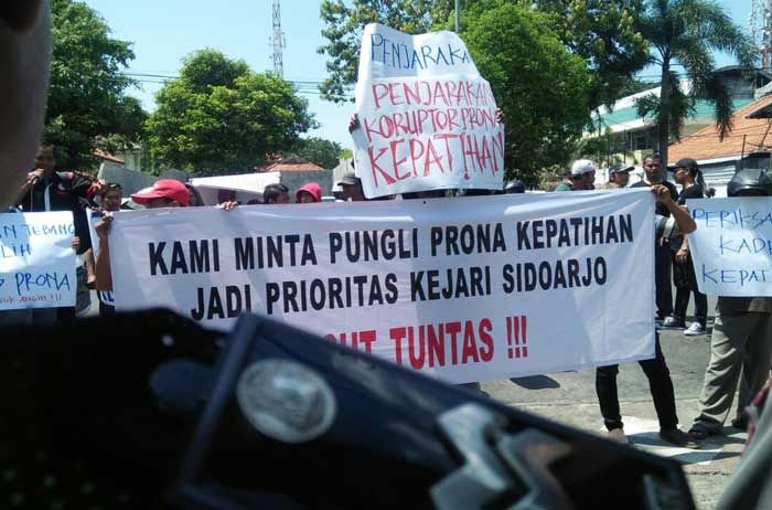 Puluhan Warga Desa Kepatihan Datangi Kejari Sidoarjo Menanyakan Kasus Dugaan Pungli Prona Puluhan Warga Desa Kepatihan Datangi Kejari Sidoarjo Menanyakan Kasus Dugaan Pungli Prona