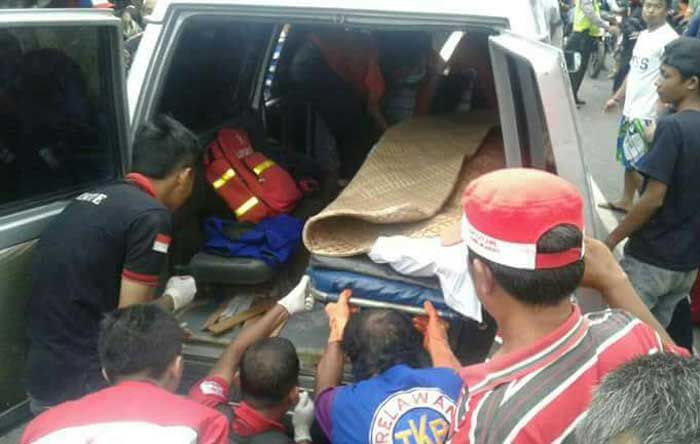 Terjatuh Saat Nyalip, Pengendara Motor Tewas Terlindas Truk Gandeng di Raya Desa Perning Terjatuh Saat Nyalip, Pengendara Motor Tewas Terlindas Truk Gandeng di Raya Desa Perning