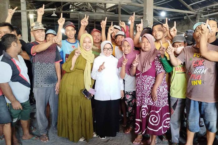 Ratusan Karyawan Pabrik Wajan Berharap Mundjidah Wahab Jadi Bupati Jombang Lagi Ratusan Karyawan Pabrik Wajan Berharap Mundjidah Wahab Jadi Bupati Jombang Lagi