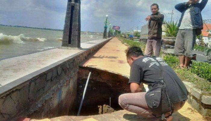 Warga Berharap Trotoar Ambrol di Jalan RE Martadinata segera Diperbaiki Warga Berharap Trotoar Ambrol di Jalan RE Martadinata segera Diperbaiki