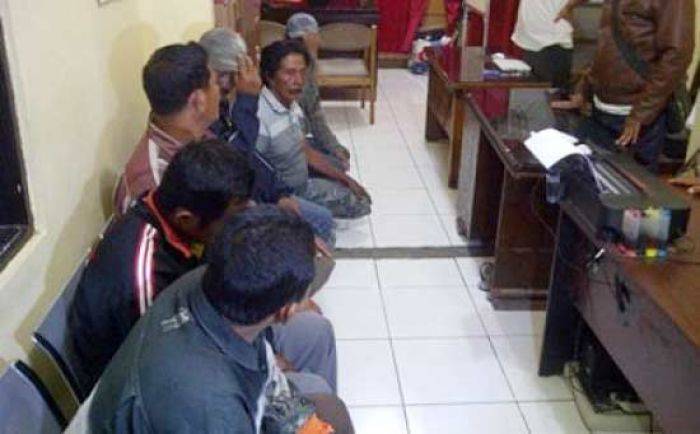 Pembantaian Dua Penolak Tambang di Lumajang, Polisi Tangkap 36 Warga Pembantaian Dua Penolak Tambang di Lumajang, Polisi Tangkap 36 Warga