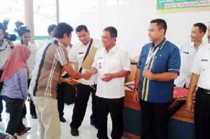 Bupati Pacitan Bantu Korban Bencana Bupati Pacitan Bantu Korban Bencana