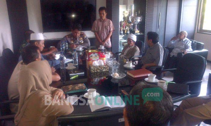 Oknum Guru di Situbondo tak Mau Hormat ke Bendera Merah Putih, Diundang ke Polres Oknum Guru di Situbondo tak Mau Hormat ke Bendera Merah Putih, Diundang ke Polres