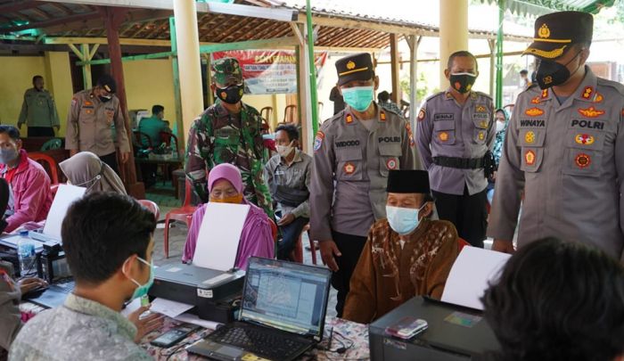 Kapolres Ngawi Tinjau Langsung Penyerahan Bantuan Tunai untuk 230 PKLW