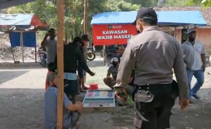 Razia Masker, Petugas Gabungan di Blitar Malah Pergoki Warga Main Judi