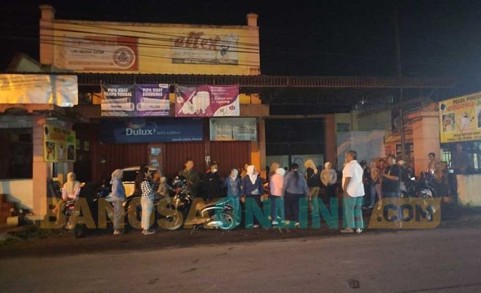 Tertipu Ratusan Juta, Puluhan Korban Aplikasi Smart Wallet di Jombang Geruduk Rumah Anggota Dewan Tertipu Ratusan Juta, Puluhan Korban Aplikasi Smart Wallet di Jombang Geruduk Rumah Anggota Dewan