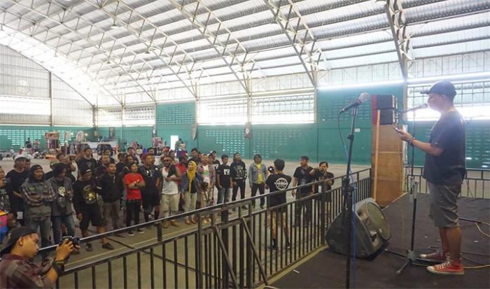 Ratusan Anak Punk Peringati Hari Sumpah Pemuda, Gelar Kegiatan Sidoarjo Berdetak "Old School Attack" Ratusan Anak Punk Peringati Hari Sumpah Pemuda, Gelar Kegiatan Sidoarjo Berdetak "Old School Attack"
