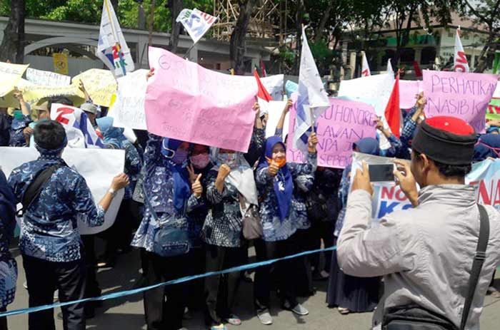 Insetif Tak Kunjung Naik, Ribuan Guru Non-K2 Gresik Kepung DPRD Insetif Tak Kunjung Naik, Ribuan Guru Non-K2 Gresik Kepung DPRD