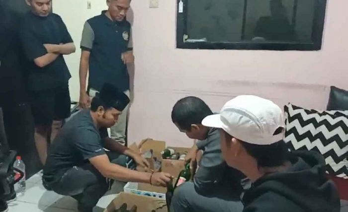 Polres Pamekasan Amankan 146 Miras Berbagai Merek dan Penjualnya Polres Pamekasan Amankan 146 Miras Berbagai Merek dan Penjualnya
