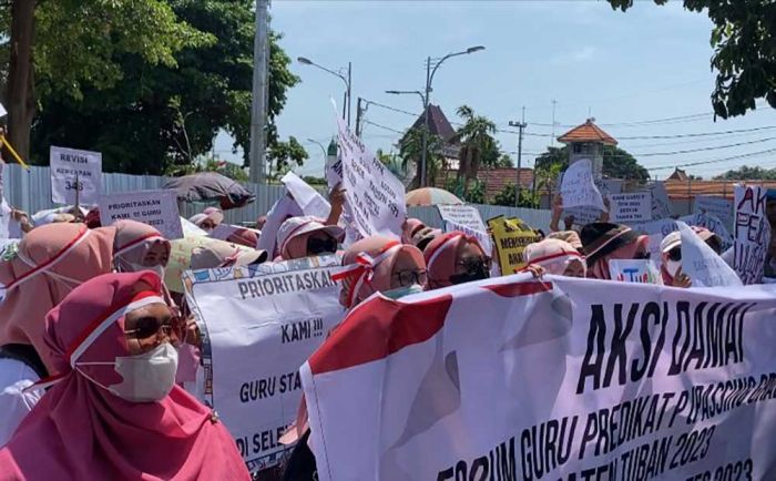 Demo Kantor Pemkab dan DPRD, Ratusan Guru di Tuban Minta Diangkat PPPK Demo Kantor Pemkab dan DPRD, Ratusan Guru di Tuban Minta Diangkat PPPK