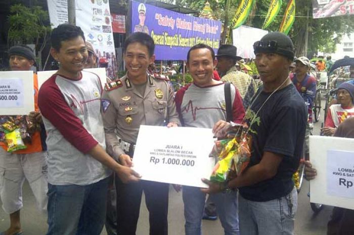 60 Abang Becak di Gresik Ramaikan Lomba Slalom Becak HPN KWG 2017 60 Abang Becak di Gresik Ramaikan Lomba Slalom Becak HPN KWG 2017