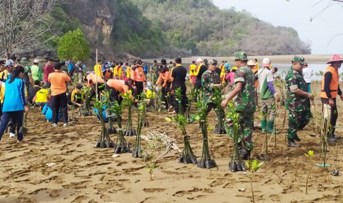 Kasdim 0801 Pacitan Pimpin Penanaman Ribuan Pohon Mangrove