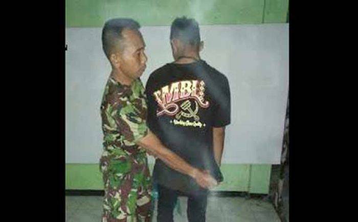 Pakai Kaos Berlogo Palu Arit, Pengamen di Lamongan Ditangkap Pakai Kaos Berlogo Palu Arit, Pengamen di Lamongan Ditangkap