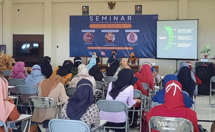 Tingkatkan Literasi Mahasiswa, Unirow Tuban Bedah Buku Janisari Nusantara