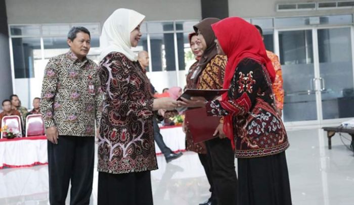 Bupati Kediri Serahkan Penghargaan Kepada 430 ASN Bupati Kediri Serahkan Penghargaan Kepada 430 ASN