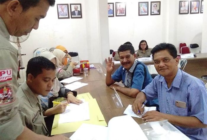 Peserta Pemilu Sampaikan Laporan Penerimaan Sumbangan Dana Kampanye ke KPU Jatim Peserta Pemilu Sampaikan Laporan Penerimaan Sumbangan Dana Kampanye ke KPU Jatim