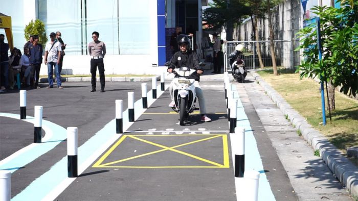 Satlantas Polresta Sidoarjo Mulai Terapkan Lintasan Baru Uji Praktik SIM C Tanpa Angka 8 Satlantas Polresta Sidoarjo Mulai Terapkan Lintasan Baru Uji Praktik SIM C Tanpa Angka 8