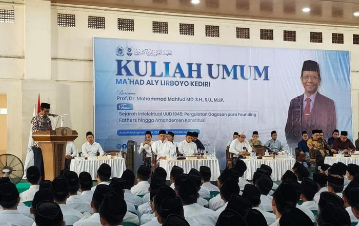 Di Hadapan 6.351 Mahasantri Lirboyo, Mahfud MD Kupas Sejarah Konstitusi dan Kompromi Prismatik