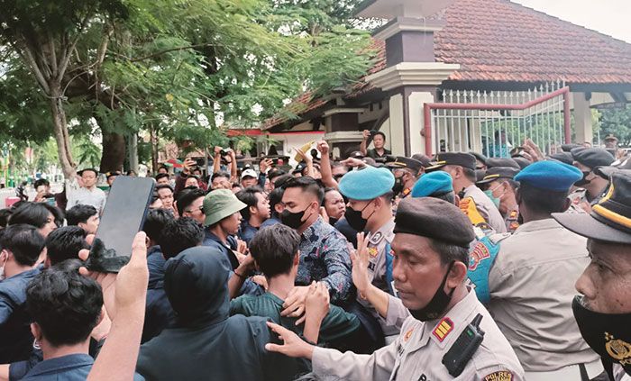 Tidak Ditemui Bupati saat Demo, Mahasiswa Unira Pamekasan Bentrok dengan Aparat