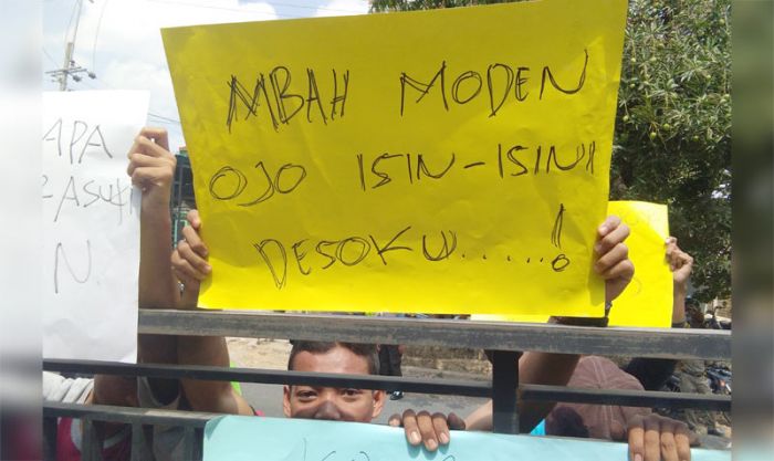 Terciduk Satpol PP Bersama Wanita di Hotel, Mbah Modin Desa Hargoretno Kerek Didemo Warga Terciduk Satpol PP Bersama Wanita di Hotel, Mbah Modin Desa Hargoretno Kerek Didemo Warga